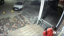 Видео: находчивый новосибирец потерял ключи и проломил стеклянную дверь в подъезд