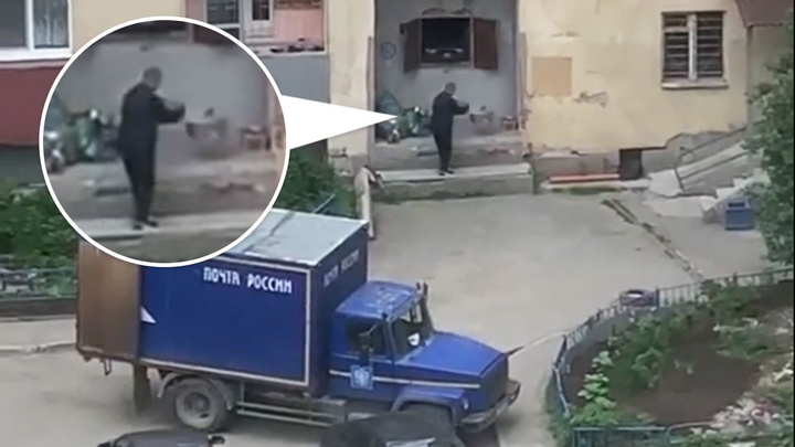 Житель Екатеринбурга заснял на видео, как сотрудник «Почты России» швыряет привезенные им пакеты