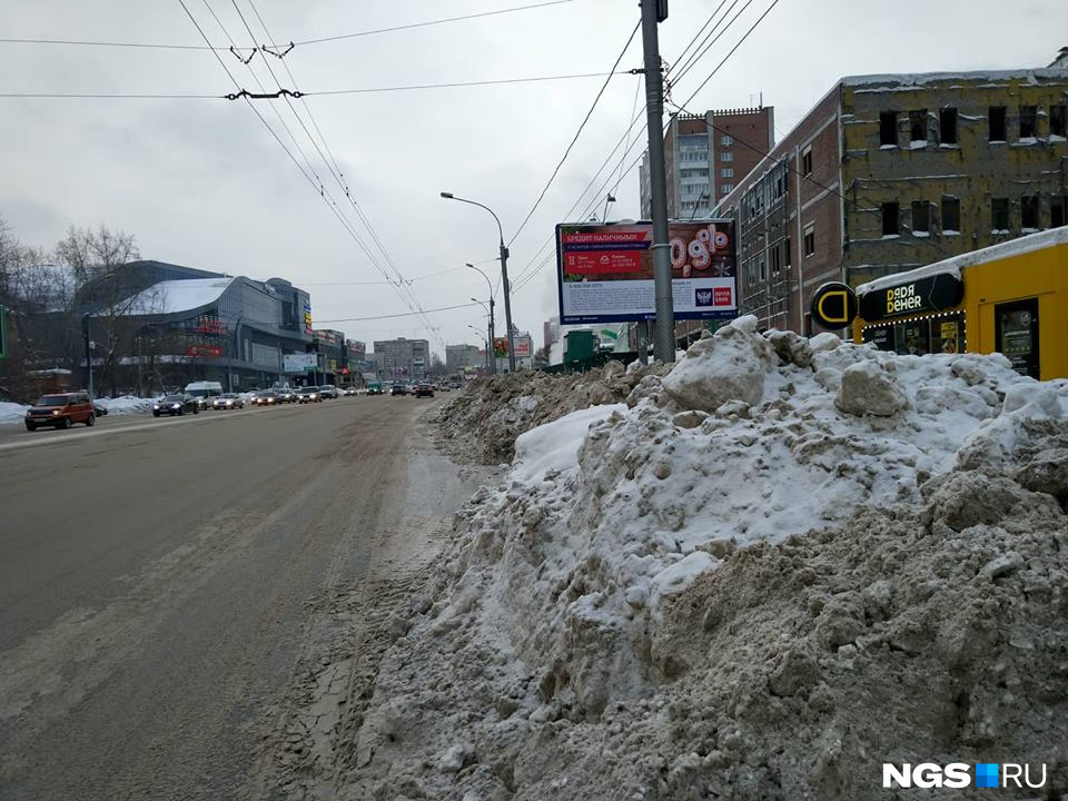 Пешеходам приходится лавировать между кучами снега 