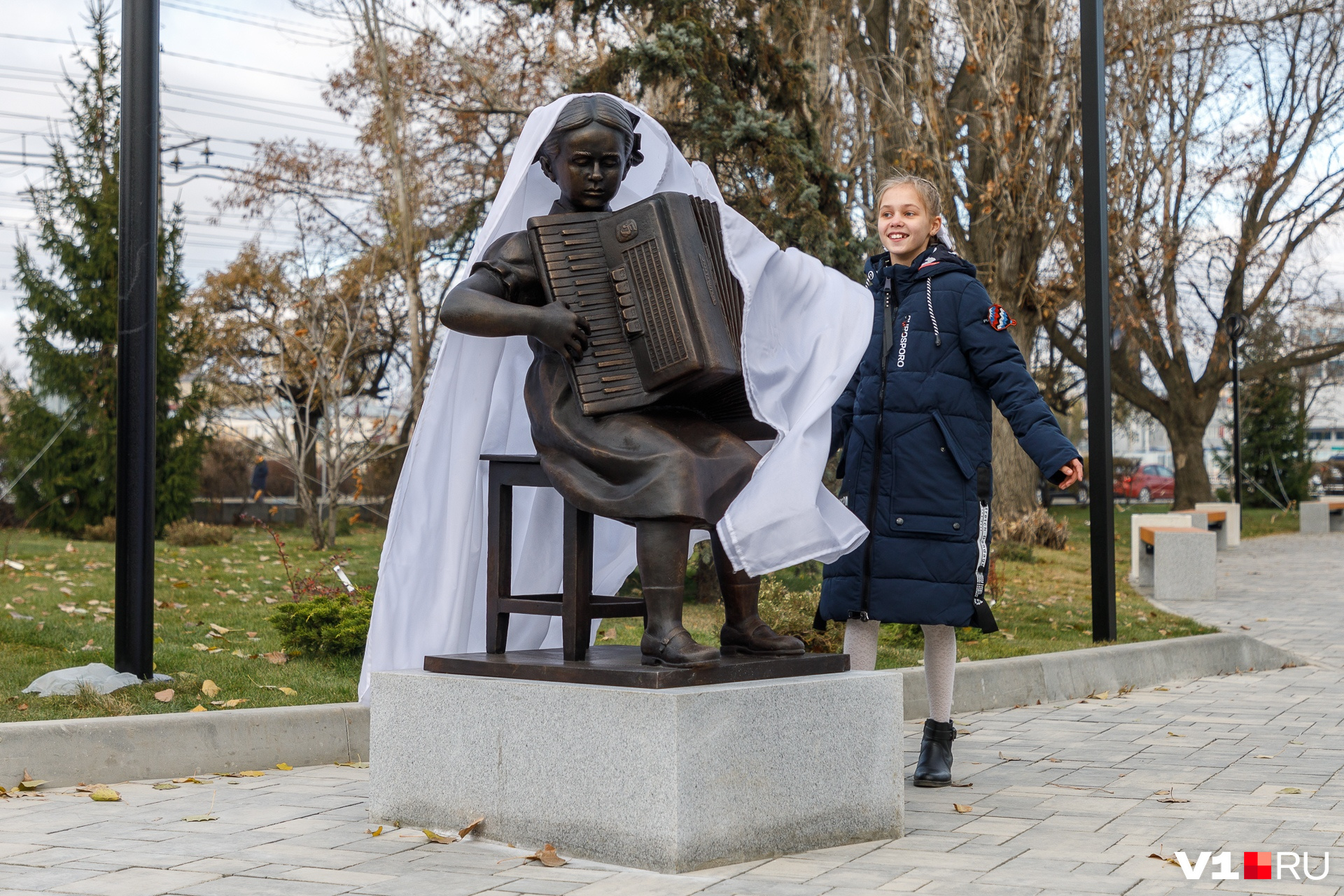 Парк кинотеатр волгоград. Памятник Пахмутовой в Волгограде. Сквер Александры Пахмутовой Волгоград. Парк Пахмутовой Волгоград. Пар Пахмутовой Волгоград.