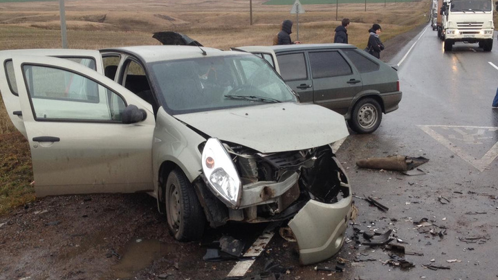 Пять человек пострадали в массовой аварии на трассе в Башкирии: столкнулись три легковушки