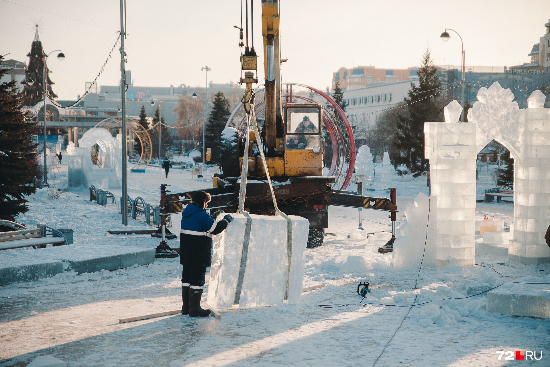 Ледовый городок — 2019 в Тюмени: смотрим, что создают архитекторы на  главной площади города - 25 декабря 2018 - 72.ru