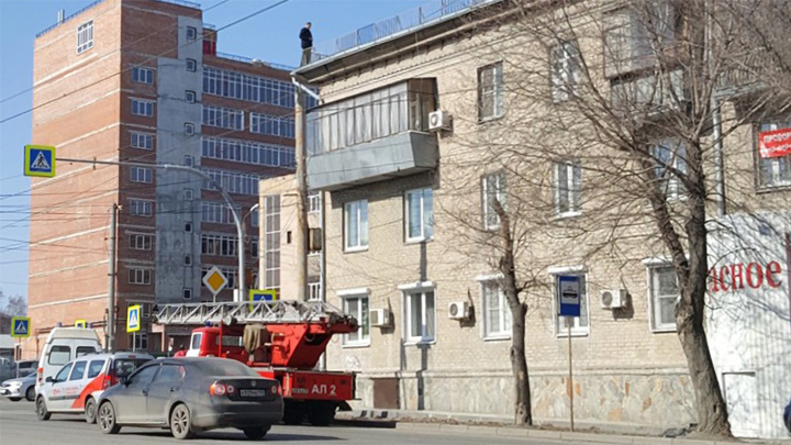 «Стоит на краю, шатается!»: к дому в Челябинске стянули экстренные службы из-за мужчины на крыше