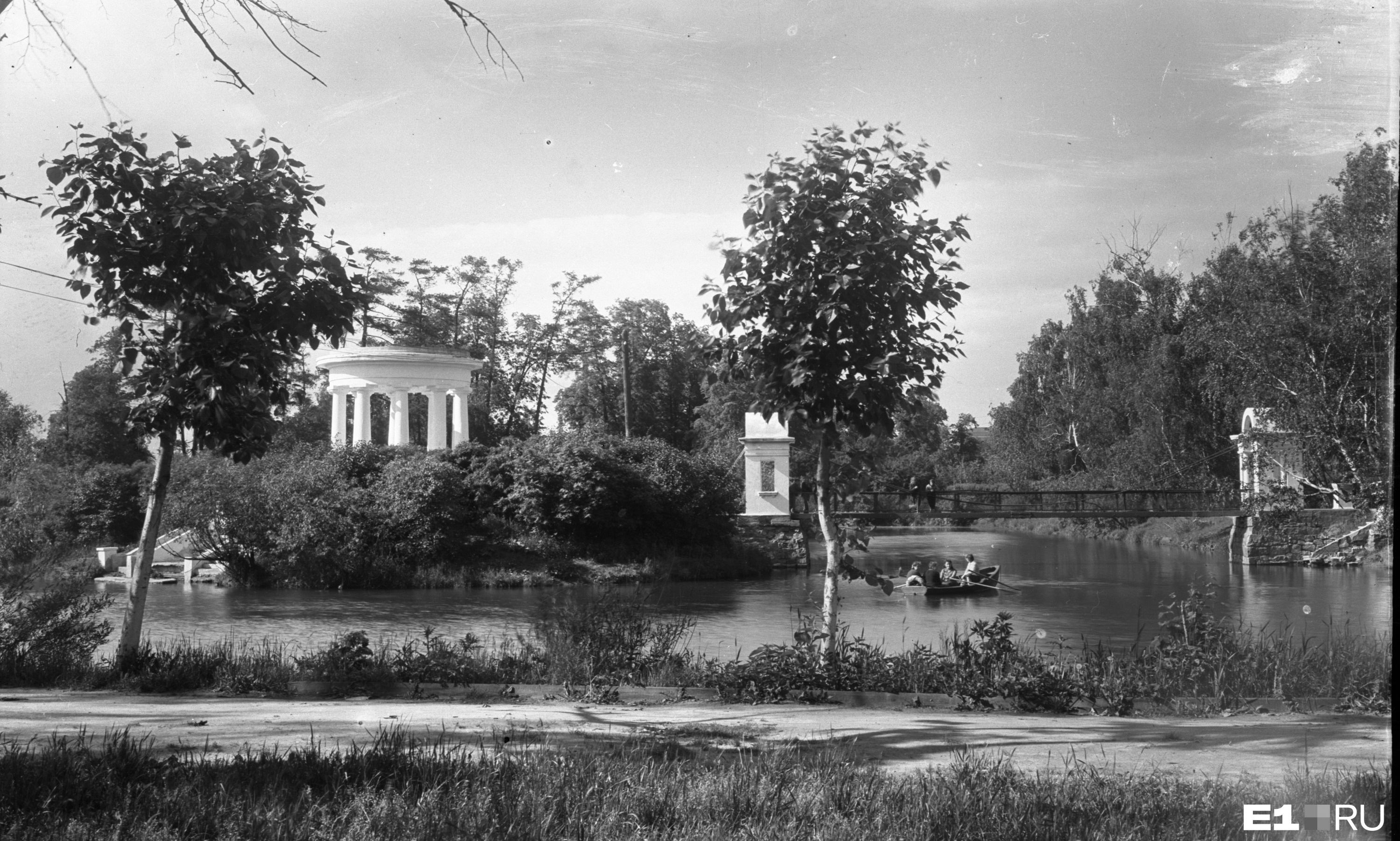 Пруд в парке Дворца пионеров. 1946 год