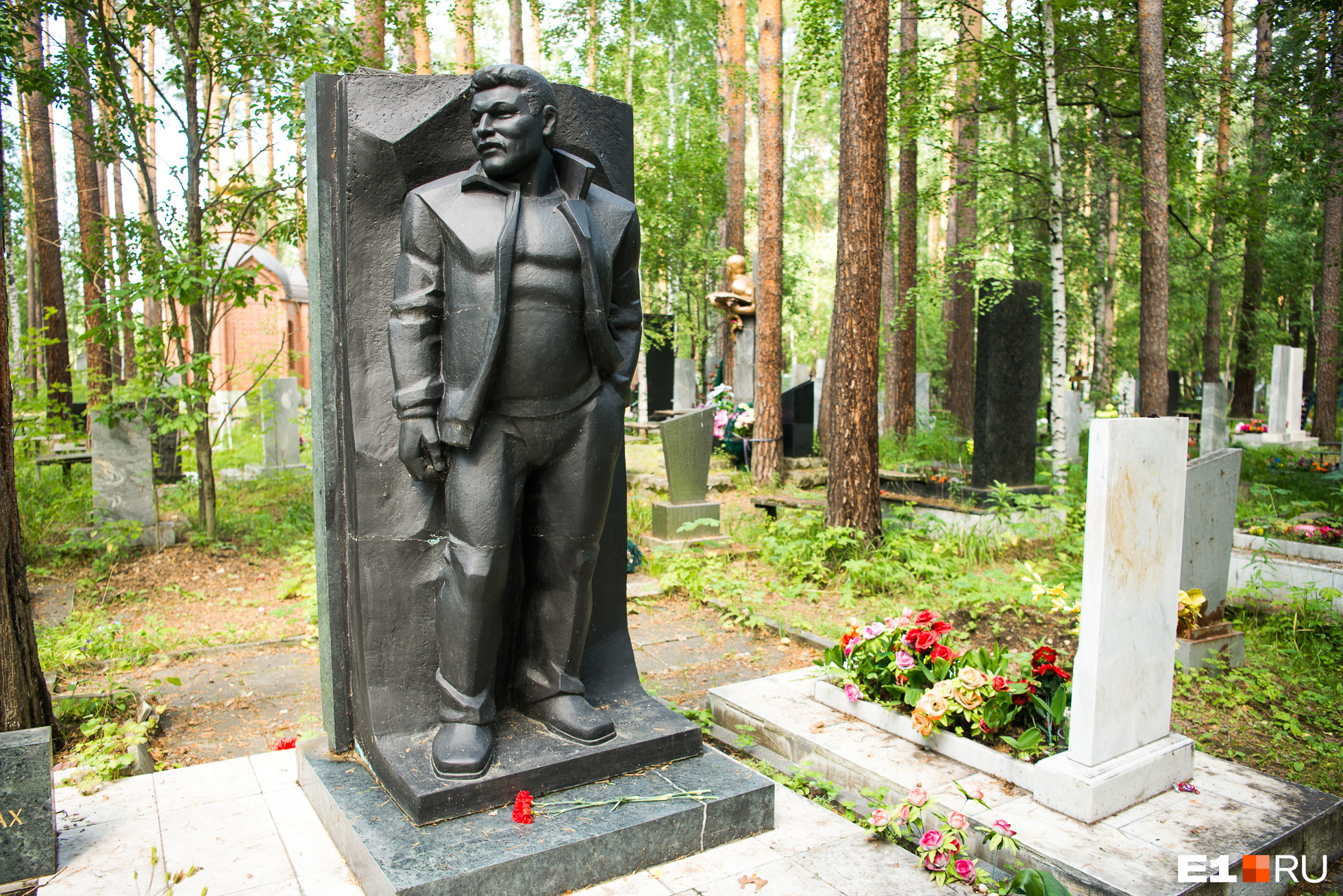 Рядом похоронен его друг, вор в законе Хакимджан Имьяминов по прозвищу Бурма. Его застрелили возле собственного дома в Екатеринбурге