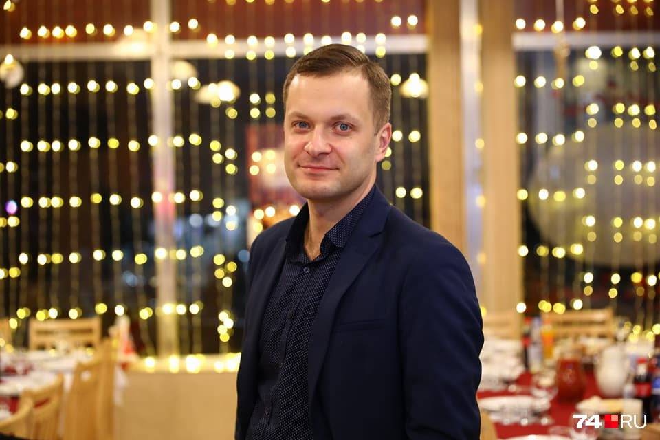 Семья учит армянский язык. Дочка в школе, родители — самостоятельно Семья учит армянский язык. Дочка в школе, родители — самостоятельно