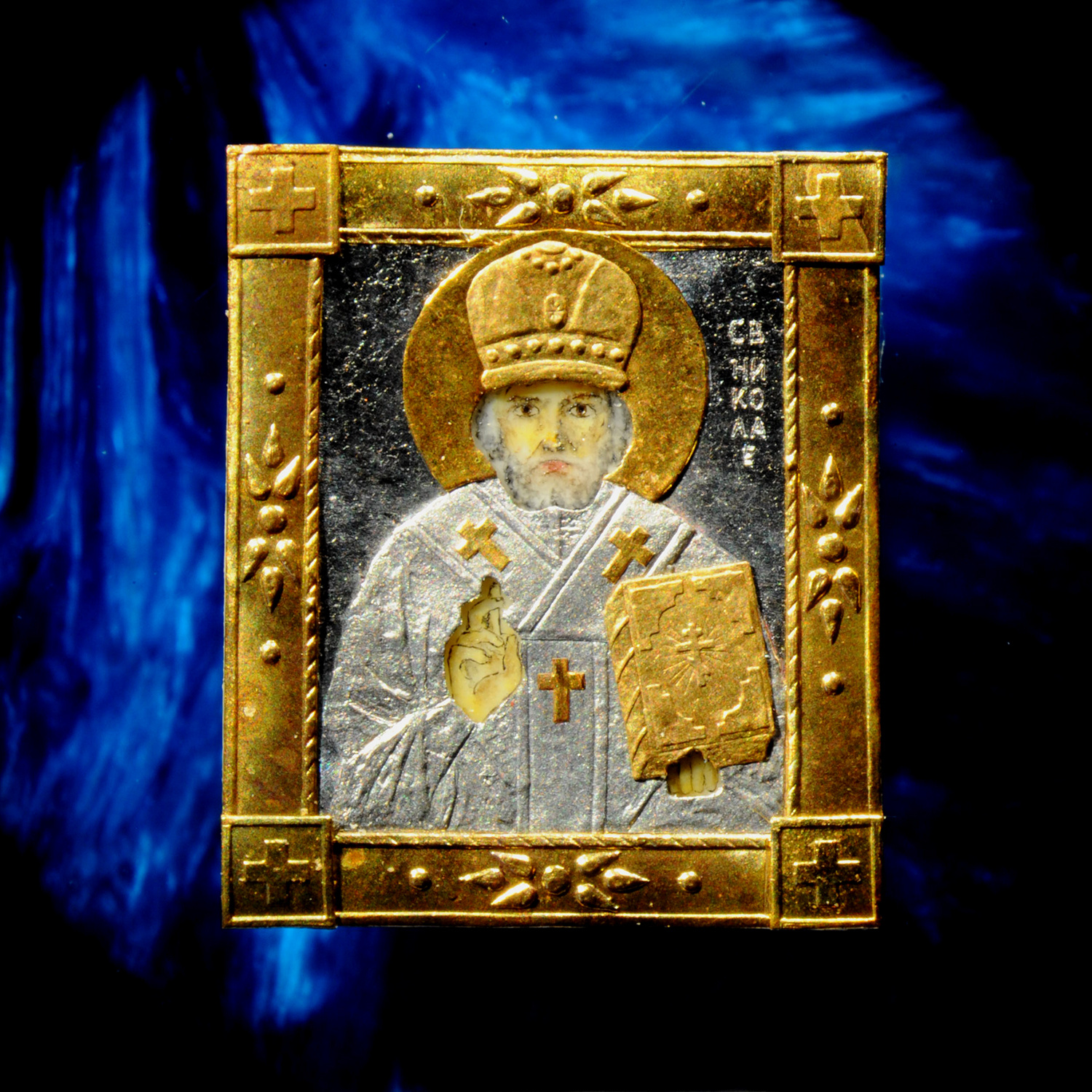 Икона Николай Чудотворца: размер 6,8 на 8 мм, оклад выполнен из золота