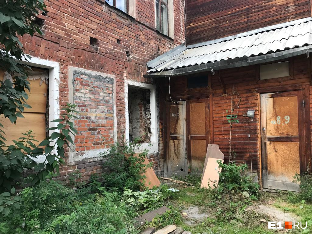 После того как съехали все жильцы, кроме Светланы и Андрея, дом пришел в упадок. Это старое фото После того как съехали все жильцы, кроме Светланы и Андрея, дом пришел в упадок. Это старое фото