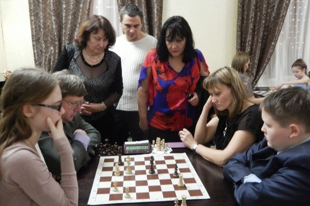 Светлана Вифлеемска и Дима Гольцев (справа за доской) на семейном турнире