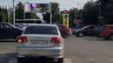 Город незаметных светофоров: водителям мешают дорожные знаки на Красном проспекте