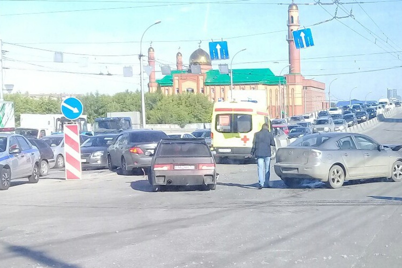 Путепровод у меги. Авария на Ватутина Новосибирск. ДТП В Черкесске возле мечети. Тульский мост Новосибирск Ватутина.