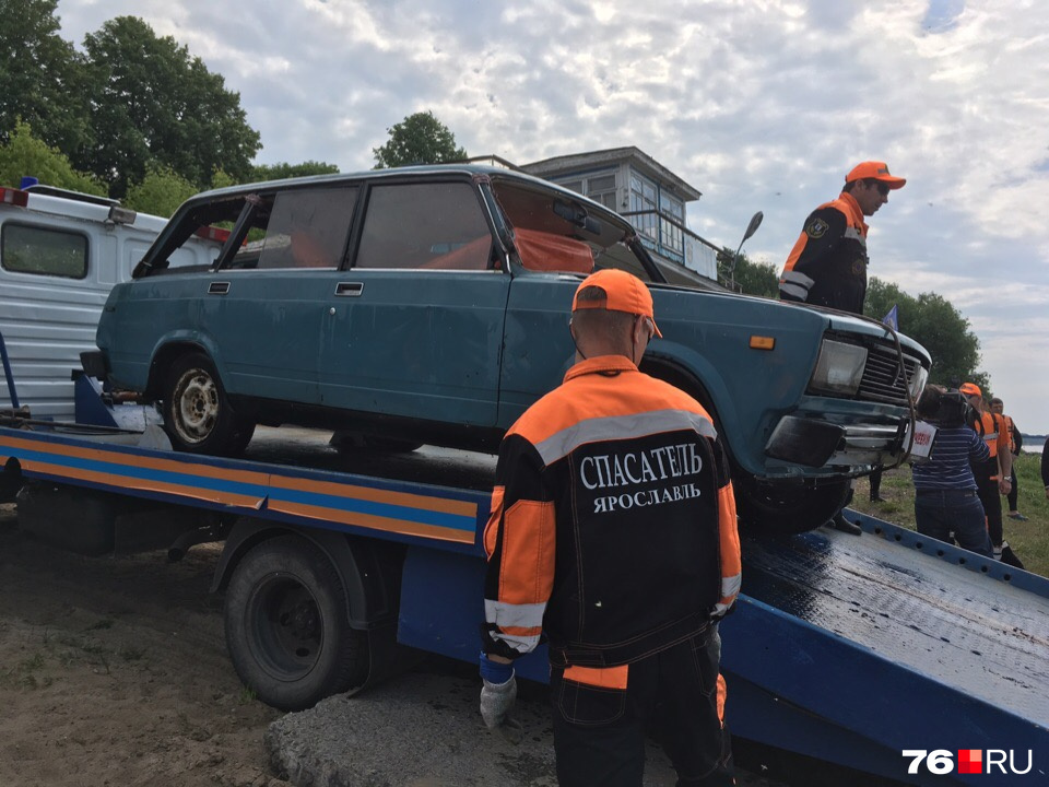 Чтобы автомобиль всплыл, в салон положили надувные баллоны Чтобы автомобиль всплыл, в салон положили надувные баллоны