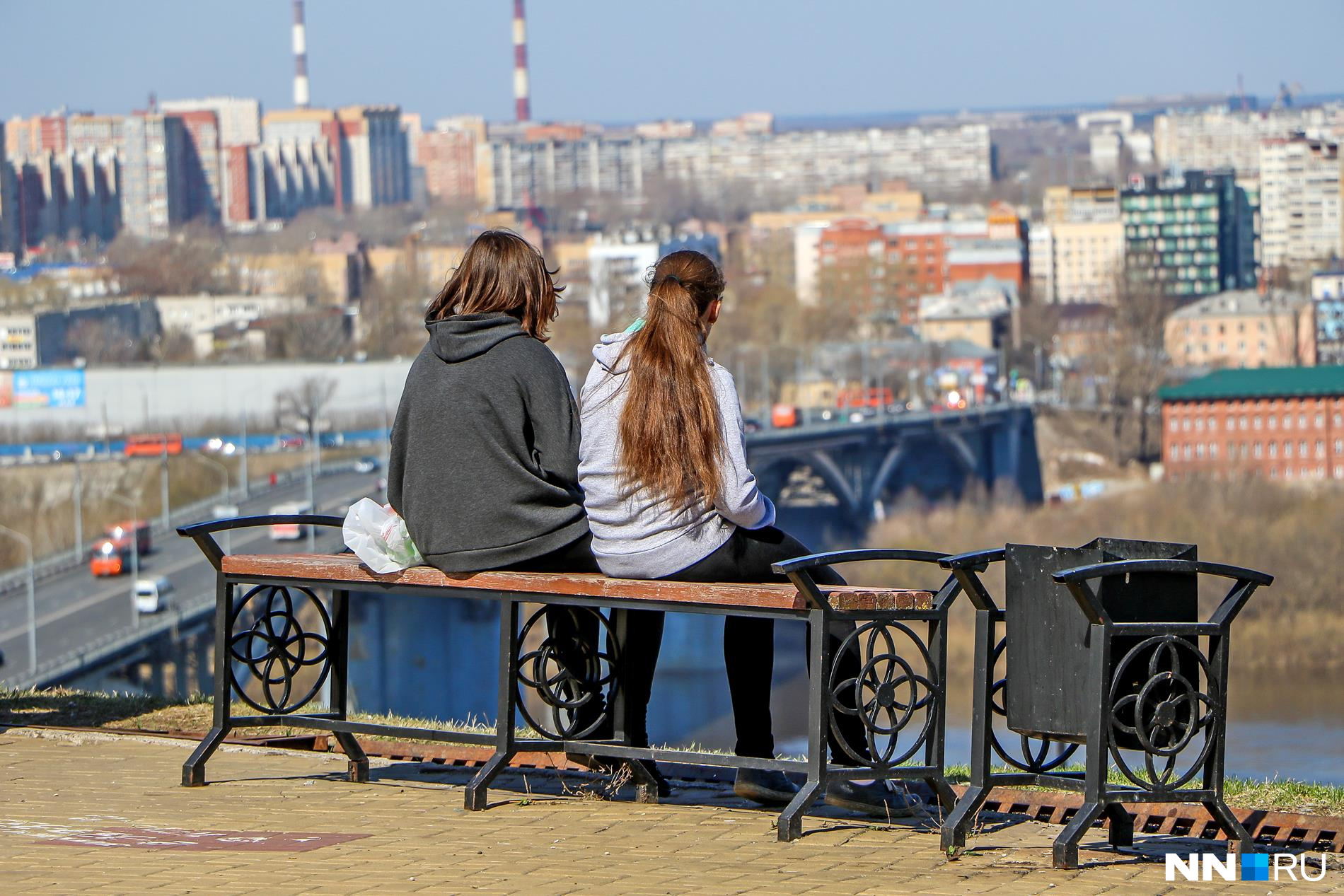 Нижний новгород куда можно сходить погулять. Погулять вечером летом в Нижний Новгород. Молодежь в Нижнем Новгороде гуляет. Куда сходить погулять в Нижнем Новгороде. Нижний Новгород погулять вечером.