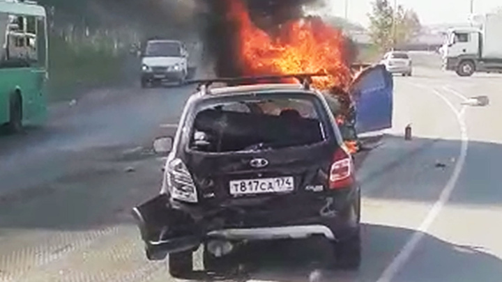 «Выехал на встречку и загорелся»: подробности столкновения четырех автомобилей на Полевском тракте