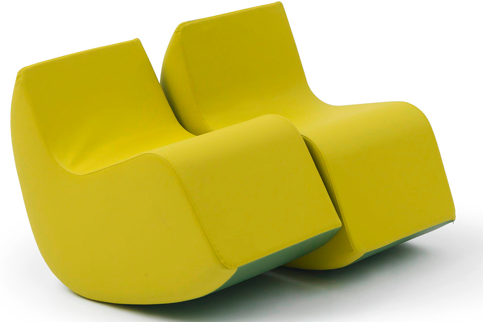 Gilbert & George, Campeggi, представляет собой два небольших кресла-качалки, табуреты или круглую оттоманку одновременно