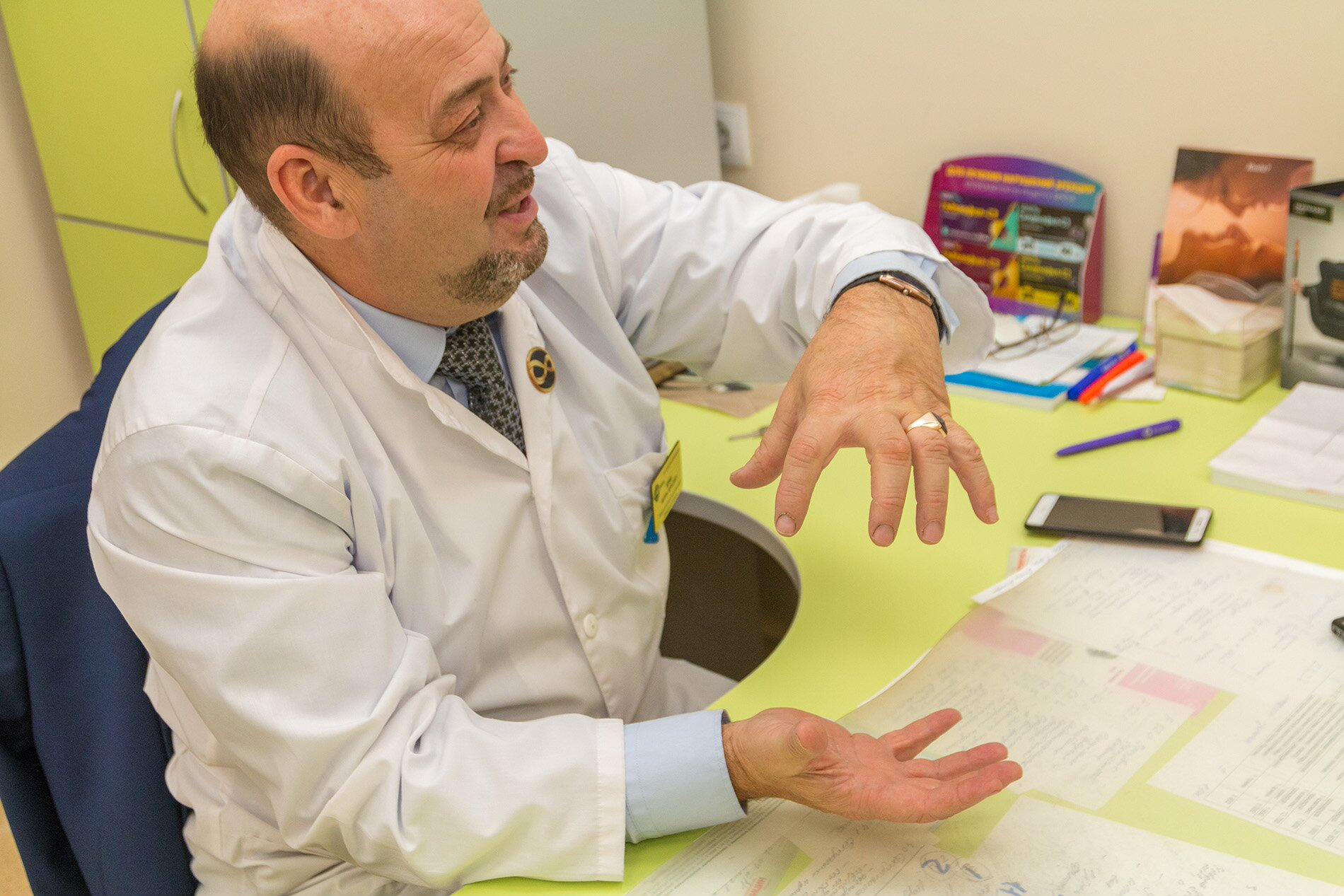 Вертится на члене