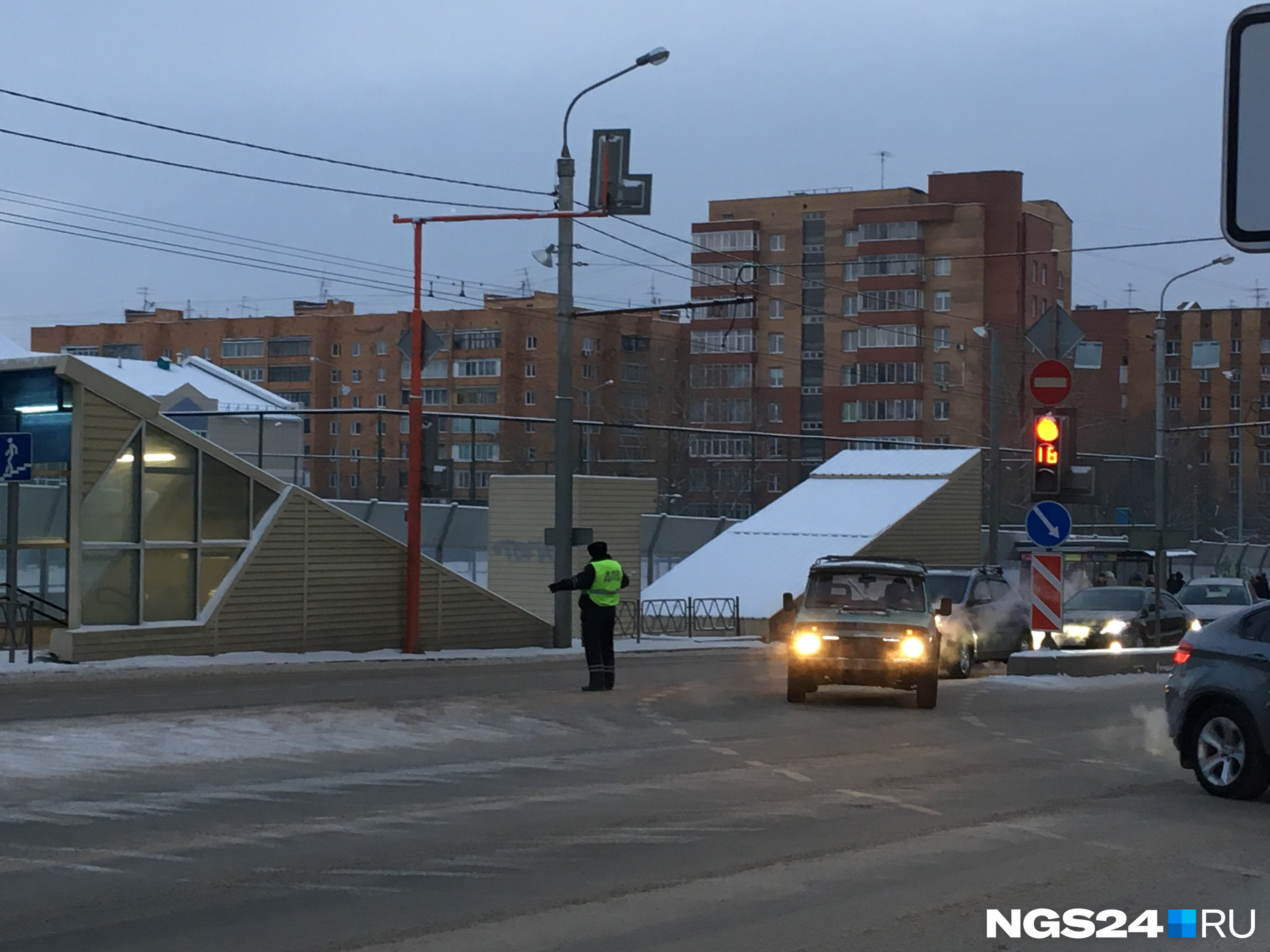 Сотрудники ДПС следят за безопасностью водителей и пешеходов