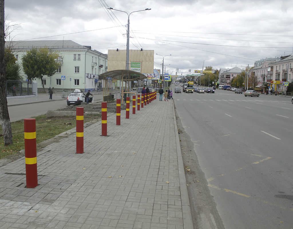 На месте трагической гибели женщины и ее трехлетней дочки в Челябинске поставили столбики 