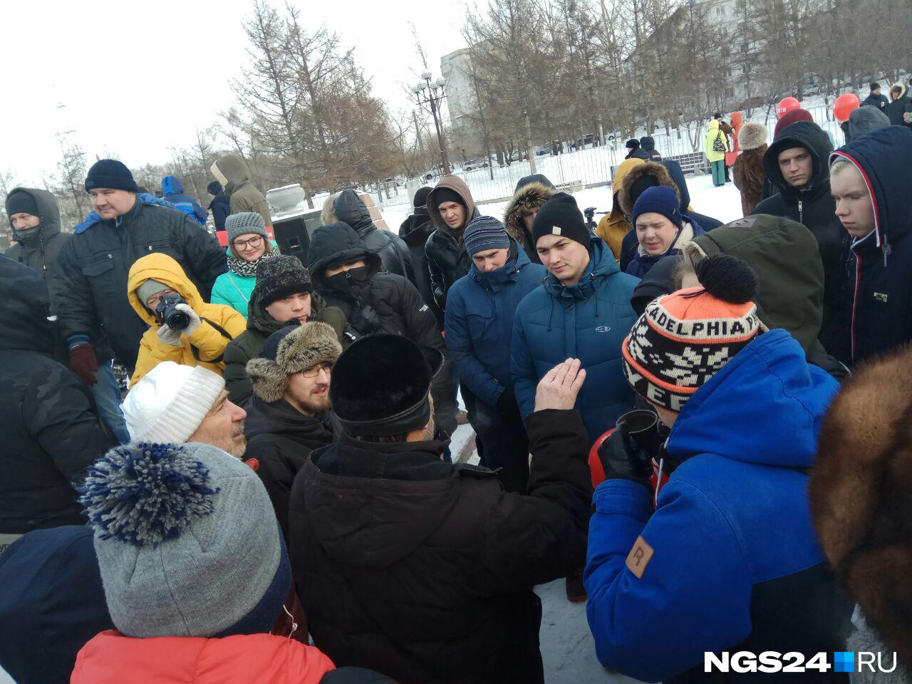 Спустя 40 минут в сквере к себе внимание привлекал только местный активист Александр Потылицын