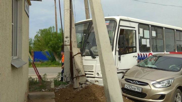 В Башкирии легковушка столкнулась с пассажирским автобусом