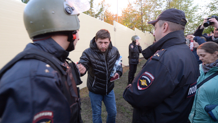 В Екатеринбурге на защитника сквера завели уголовное дело об оскорблении полицейского