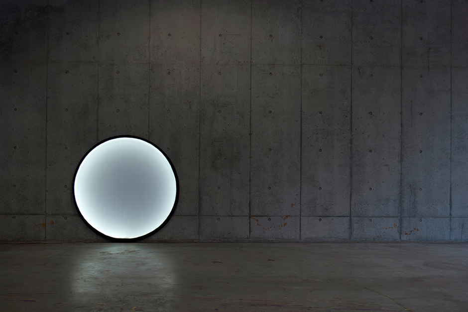 Лампу Collapsible Moon, дизайн Казухиро Яманаки, можно складывать как угодно: светодиодная лента крепится к пружинному кругу, Pallucco