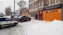 Таксист врезался в магазин на улице Бориса Богаткова и уехал с места ДТП