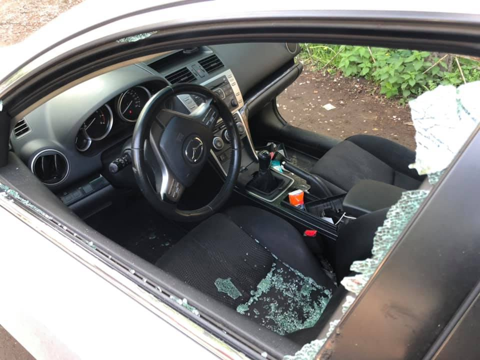 У машины также разбили стекло со стороны водителя