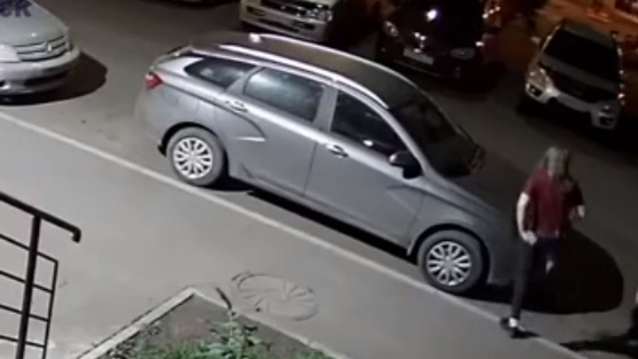 «Она хочет приключений»: девушка ночью бегала по крыше машины в «Покровском»