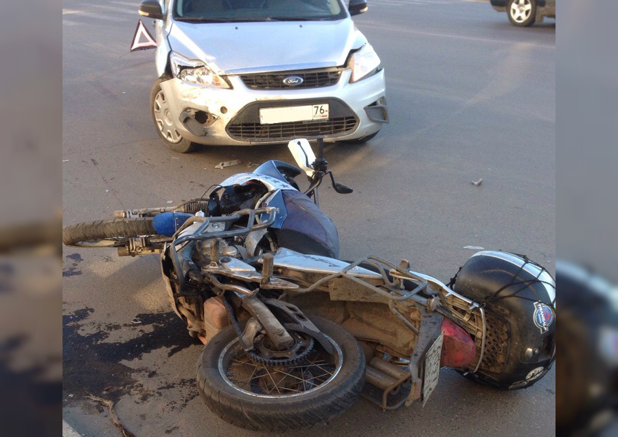 Мотоциклист врезался в капот автомобиля