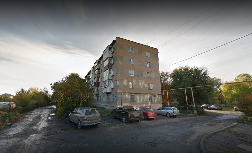 Соседи утверждают, что в одной из квартир в обычной пятиэтажке женщина содержит более 10 животных Соседи утверждают, что в одной из квартир в обычной пятиэтажке женщина содержит более 10 животных