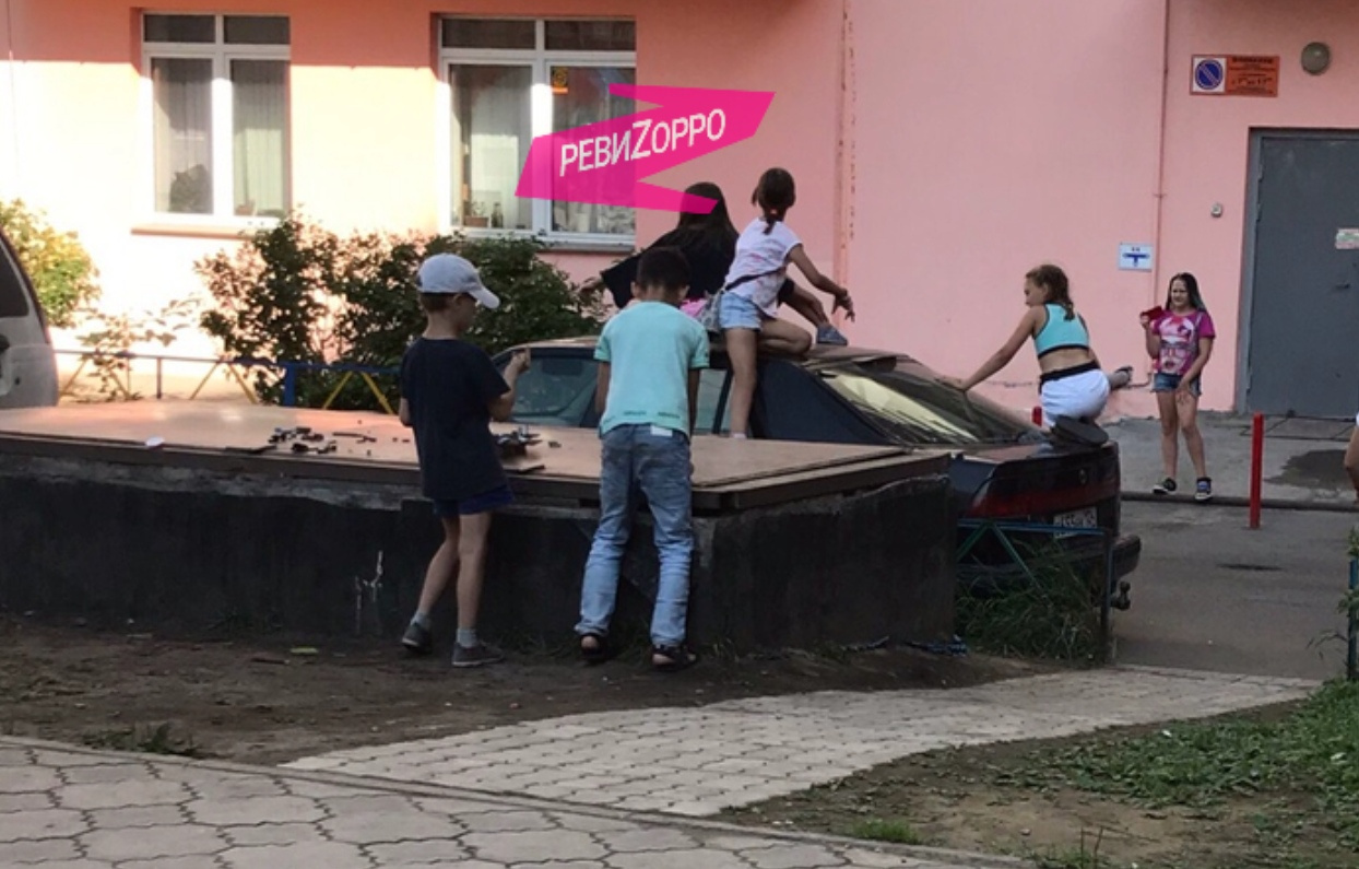Девочки залезли прямо на крышу машины Девочки залезли прямо на крышу машины