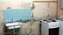Руководство ОмГПУ пообещало попросить у федералов деньги на ремонт общежития с облезлыми стенами