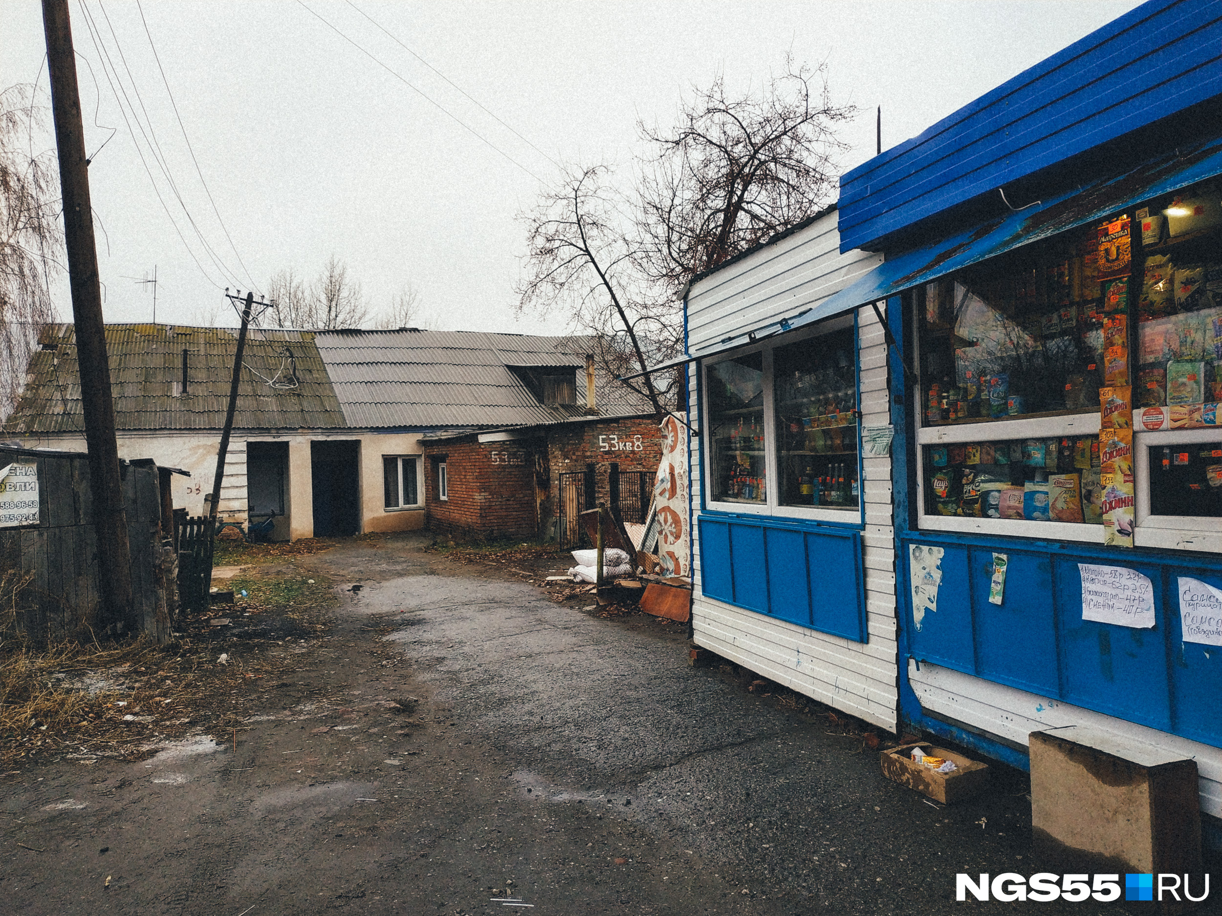 Дачные поезда часто проносящиеся около старого дома