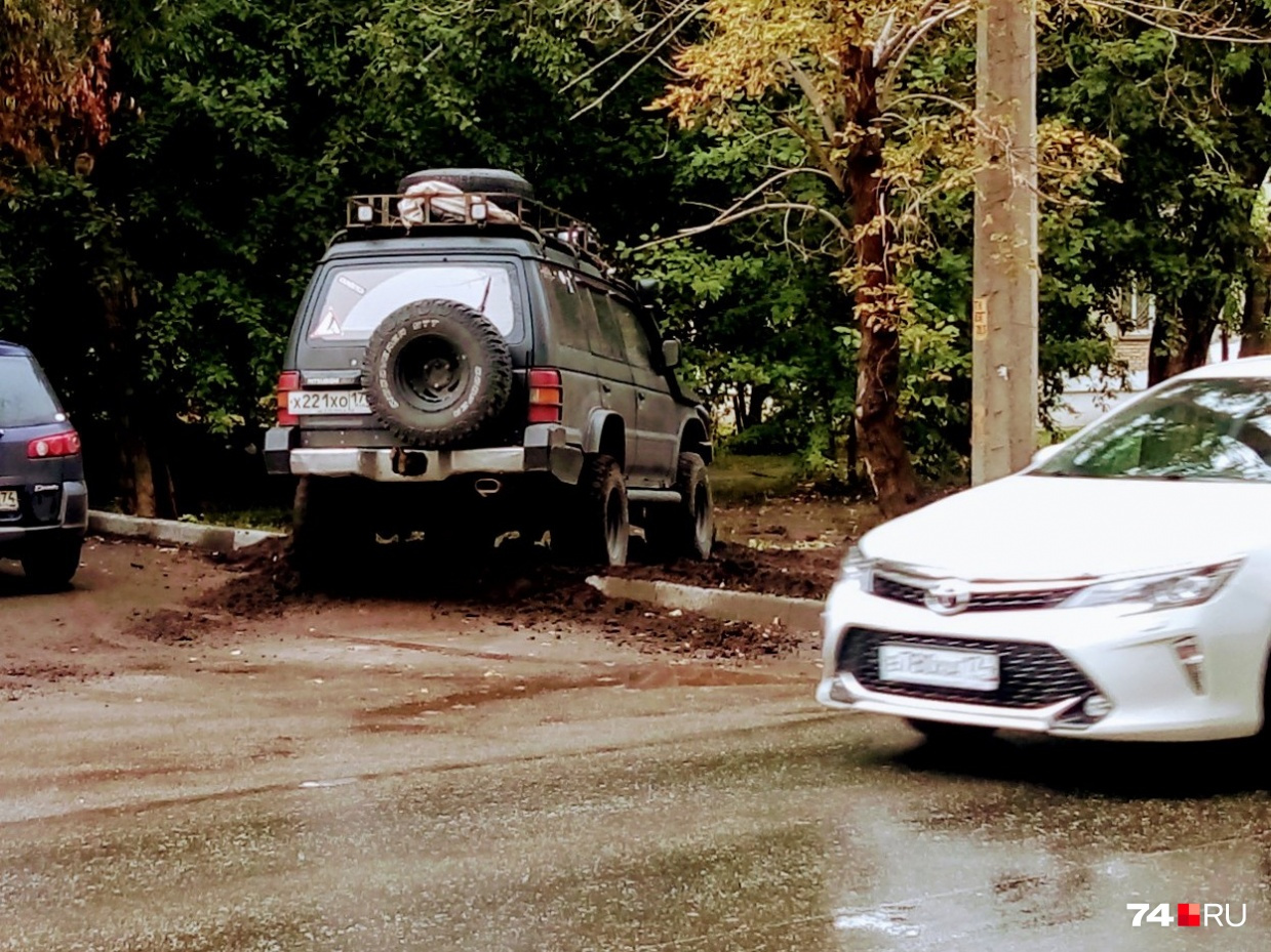 Водитель подготовленного Mitsubishi Pajero Sport застрял на газоне? Да. Мастер Водитель подготовленного Mitsubishi Pajero Sport застрял на газоне? Да. Мастер
