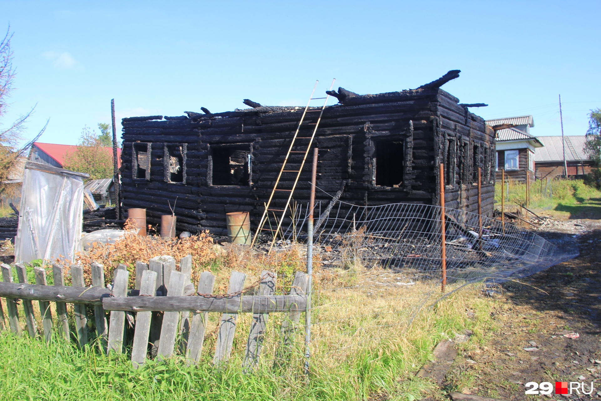 До частного дома, который сгорел в августе, пожарные добирались около часа