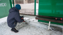 «Сделали то, что мэрия не смогла за 1,5 года»: челябинские активисты утеплили скамейки на остановках