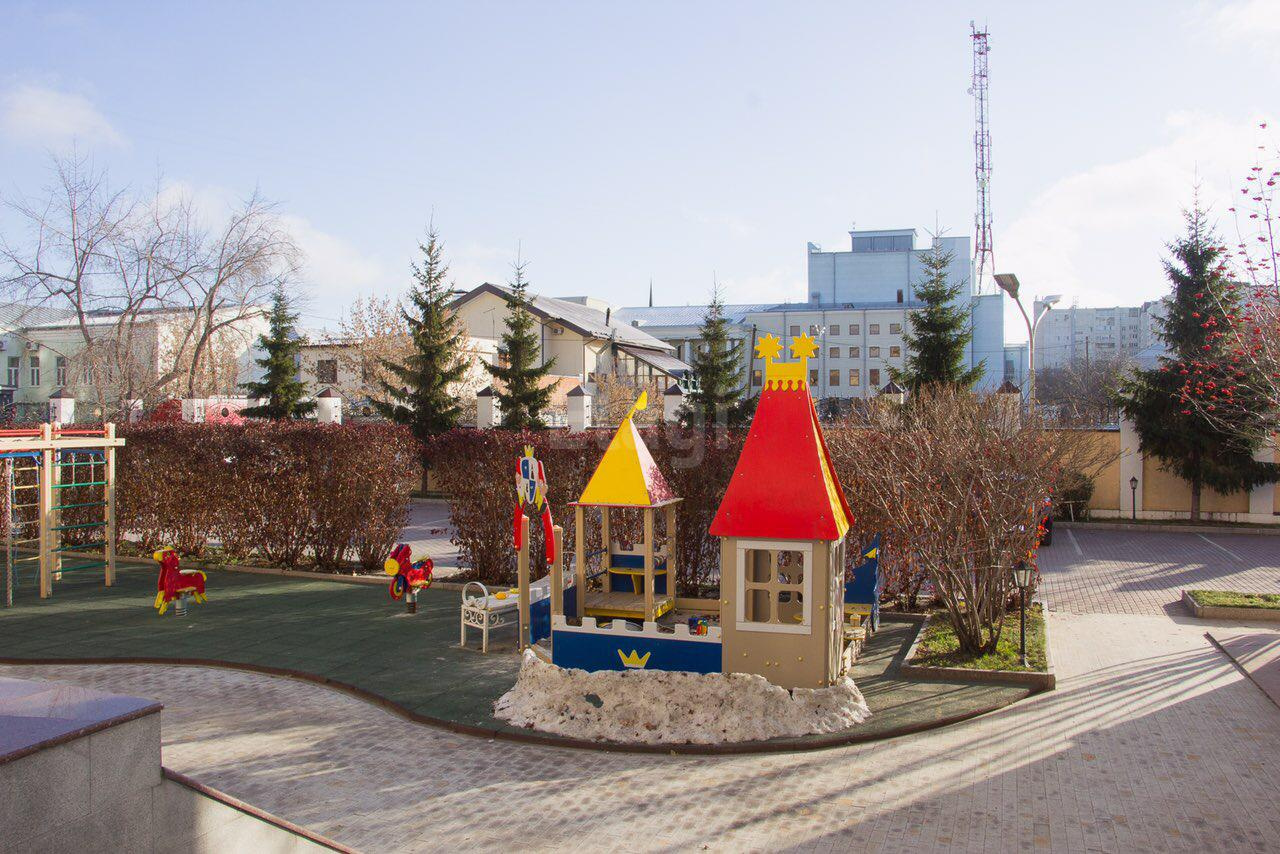Двор красивый, но детские площадки могли бы сделать побогаче