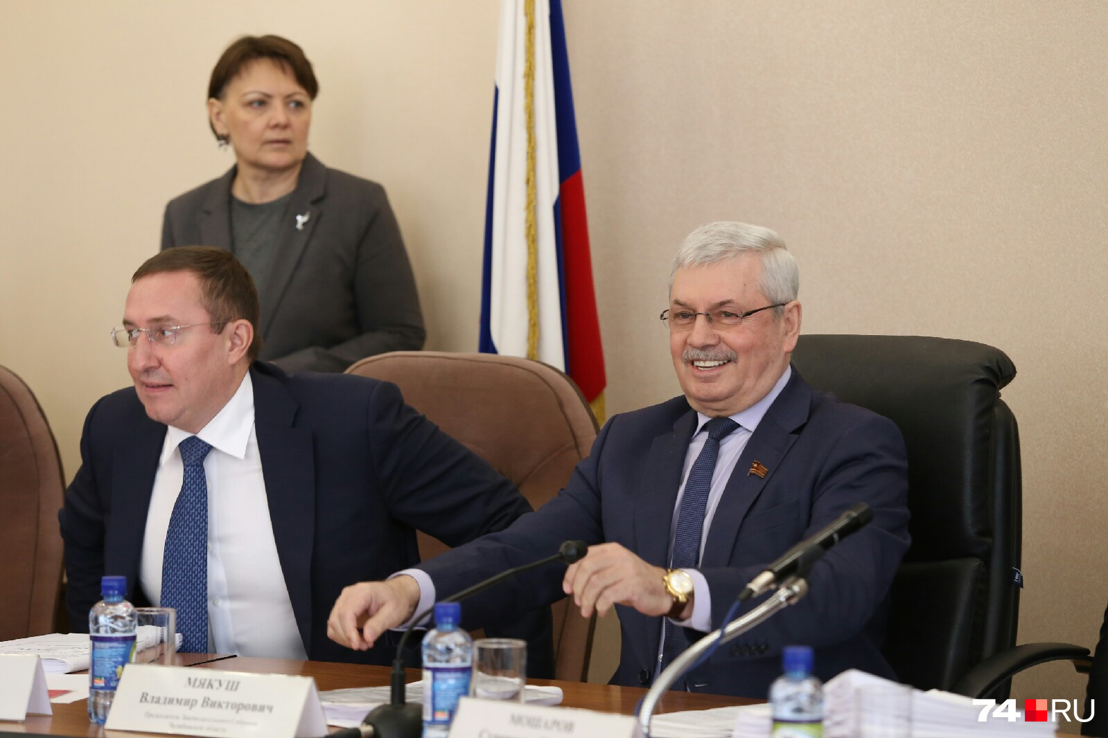 Владимир Мякуш (справа) пребывает в прекрасном расположении духа, по всей видимости, заранее уверен в результате голосования