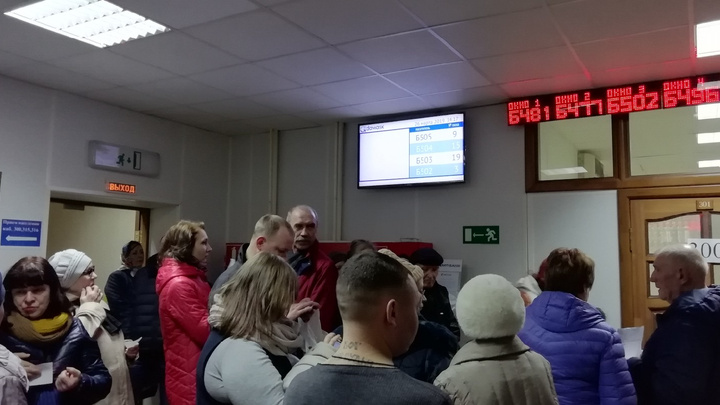 «Дышать нечем»: из-за двойных квитанций в офисе энергосбытовой компании Челябинска скопились очереди