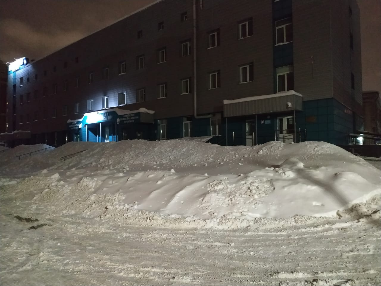 Это парковка возле больницы на Лермонтова, 40. Всё завалено снегом. «9 января больница откроется — машины некуда ставить будет», — опасается наш читатель