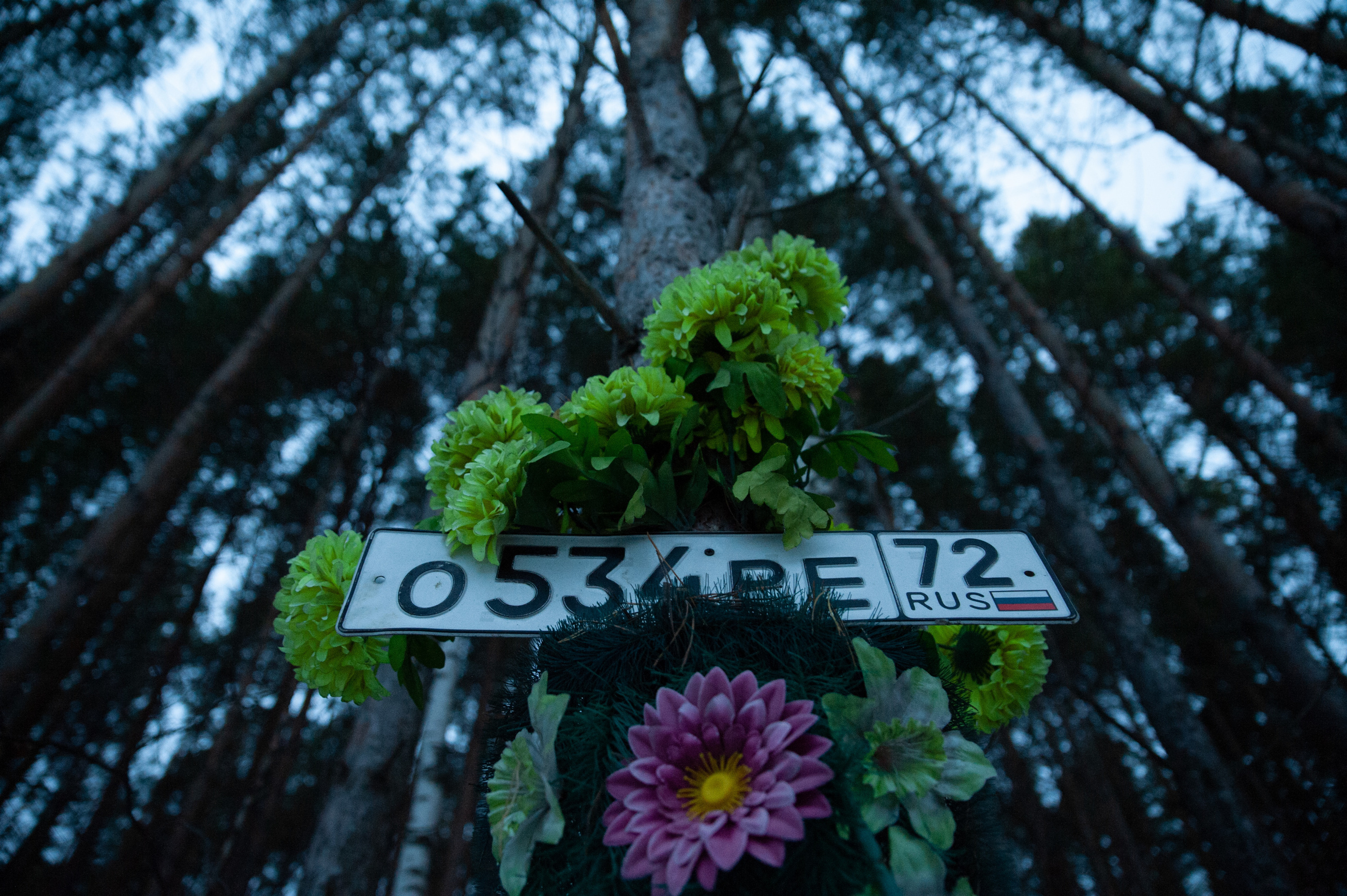 Надгробия, памятники, кресты, венки с номерными знаками, части сгоревших и искореженных машин появляются вдоль дорог, у домов, деревень, на перекрестках и мостах Надгробия, памятники, кресты, венки с номерными знаками, части сгоревших и искореженных машин появляются вдоль дорог, у домов, деревень, на перекрестках и мостах