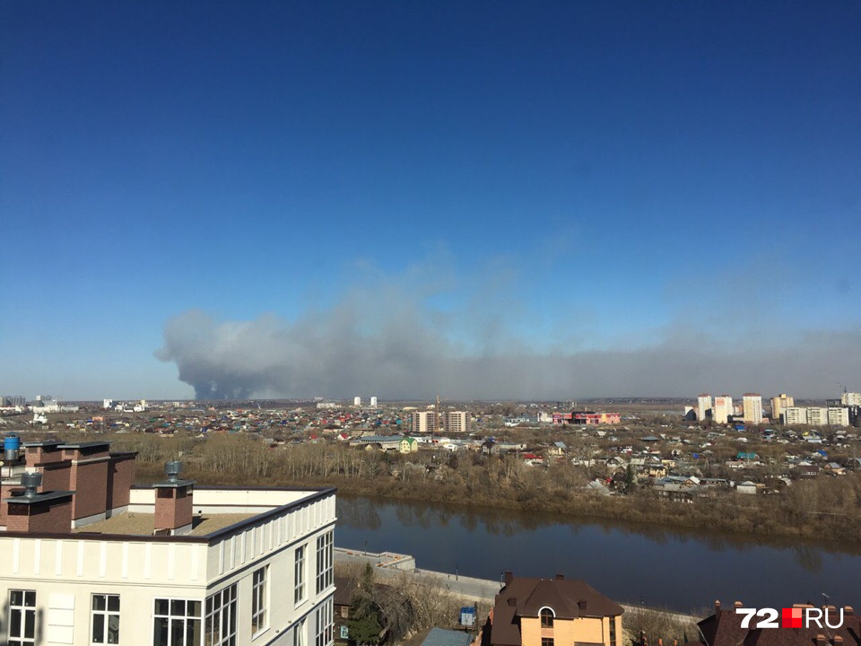 Тюменцы предполагают, что за городом случился серьезный пожар