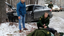 Курсанты военного училища помогли девушке, которая на машине врезалась в дерево