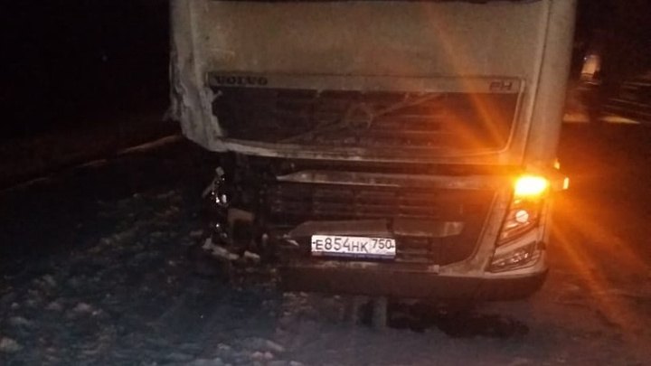 При лобовом столкновении минивэна и фуры на трассе Пермь — Екатеринбург погибла 20-летняя девушка
