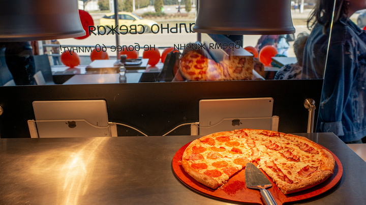 «Додо Пицца» предложила гостям оплатить половину заказа с помощью поздравления