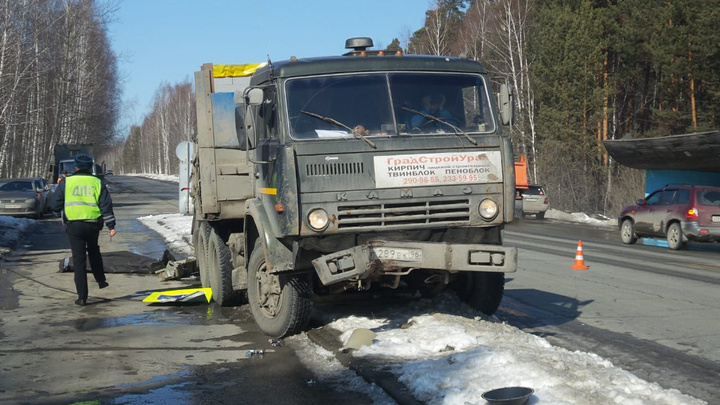 На Сибирском тракте грузовик снес светофорный столб и насмерть сбил пешехода