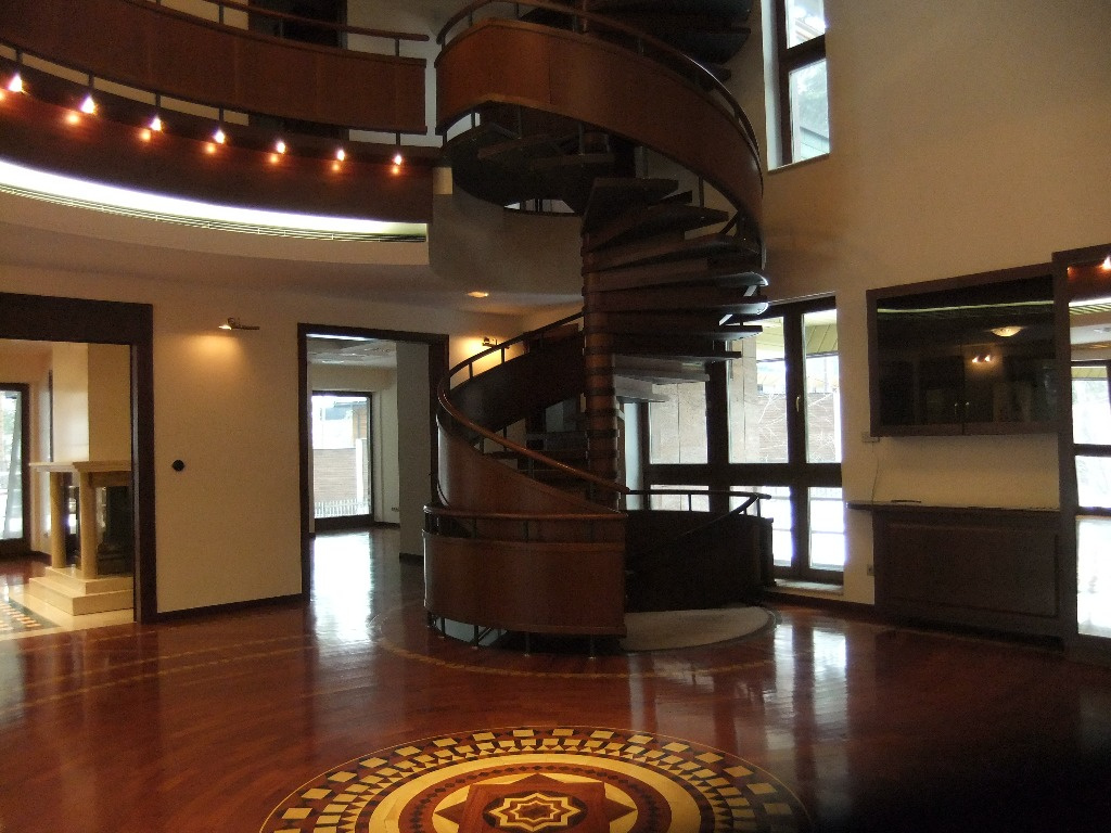 Лестница в холле 
