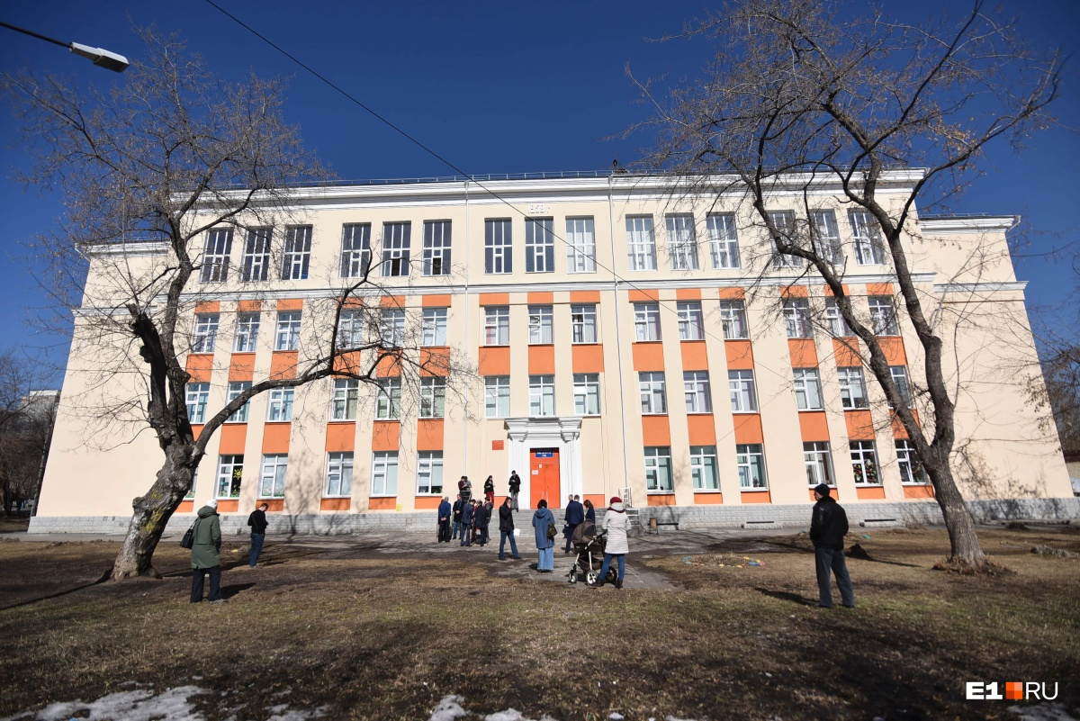 Снаружи школа, кстати, выглядит вполне обычно Снаружи школа, кстати, выглядит вполне обычно