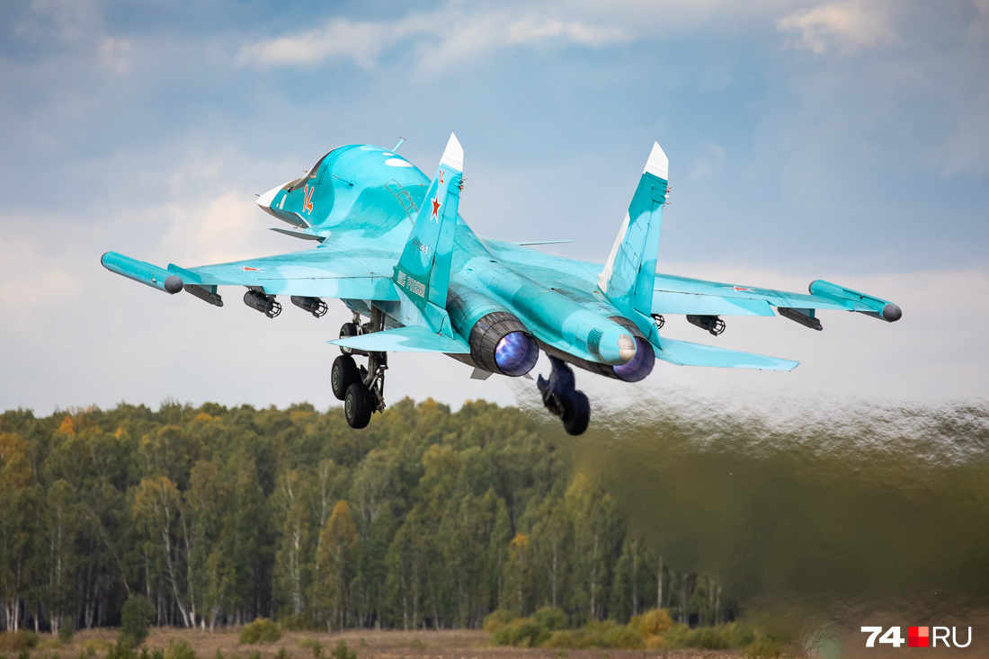 Су-34 поражает как наземные, так и воздушные цели противника